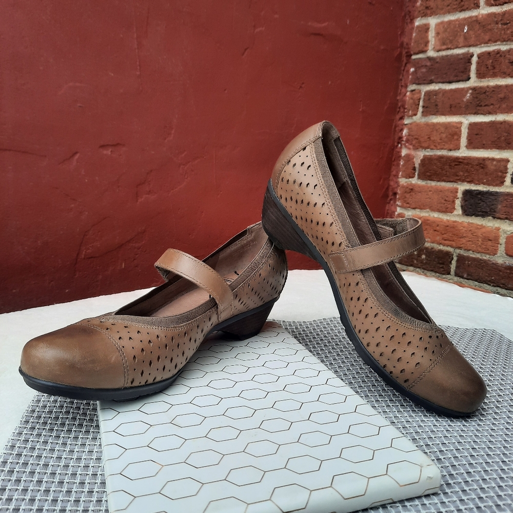Abeo Noelle Comfort Pumps Perforated Cap Toe Mary Jane 7 Narrow Tan Leather Fall